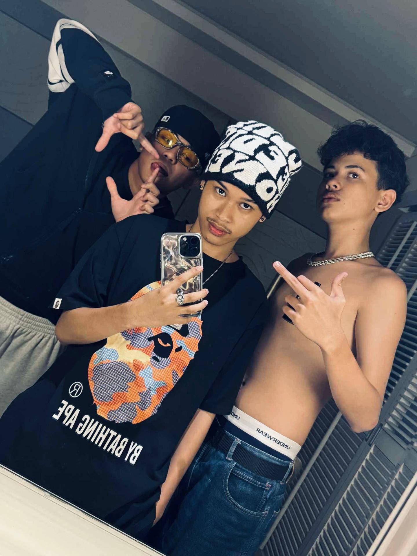 @whiteboi2pee