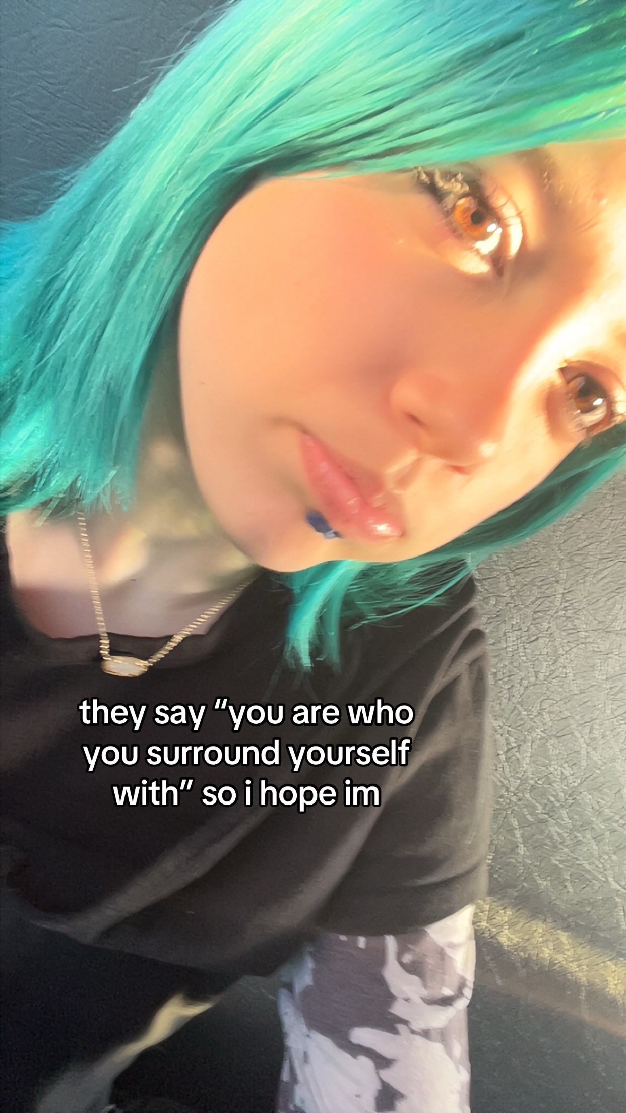 @◞