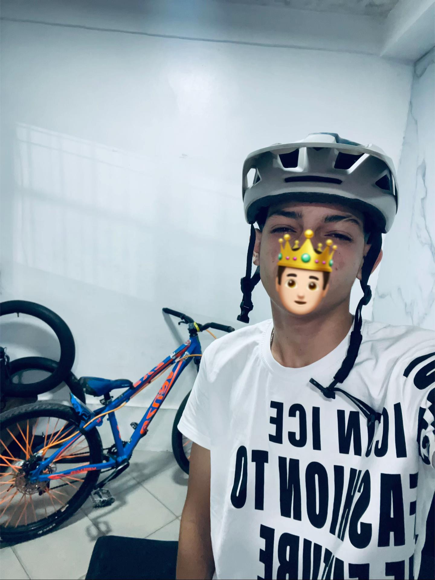 @𝒜𝓃𝒹𝓇𝒾𝓌