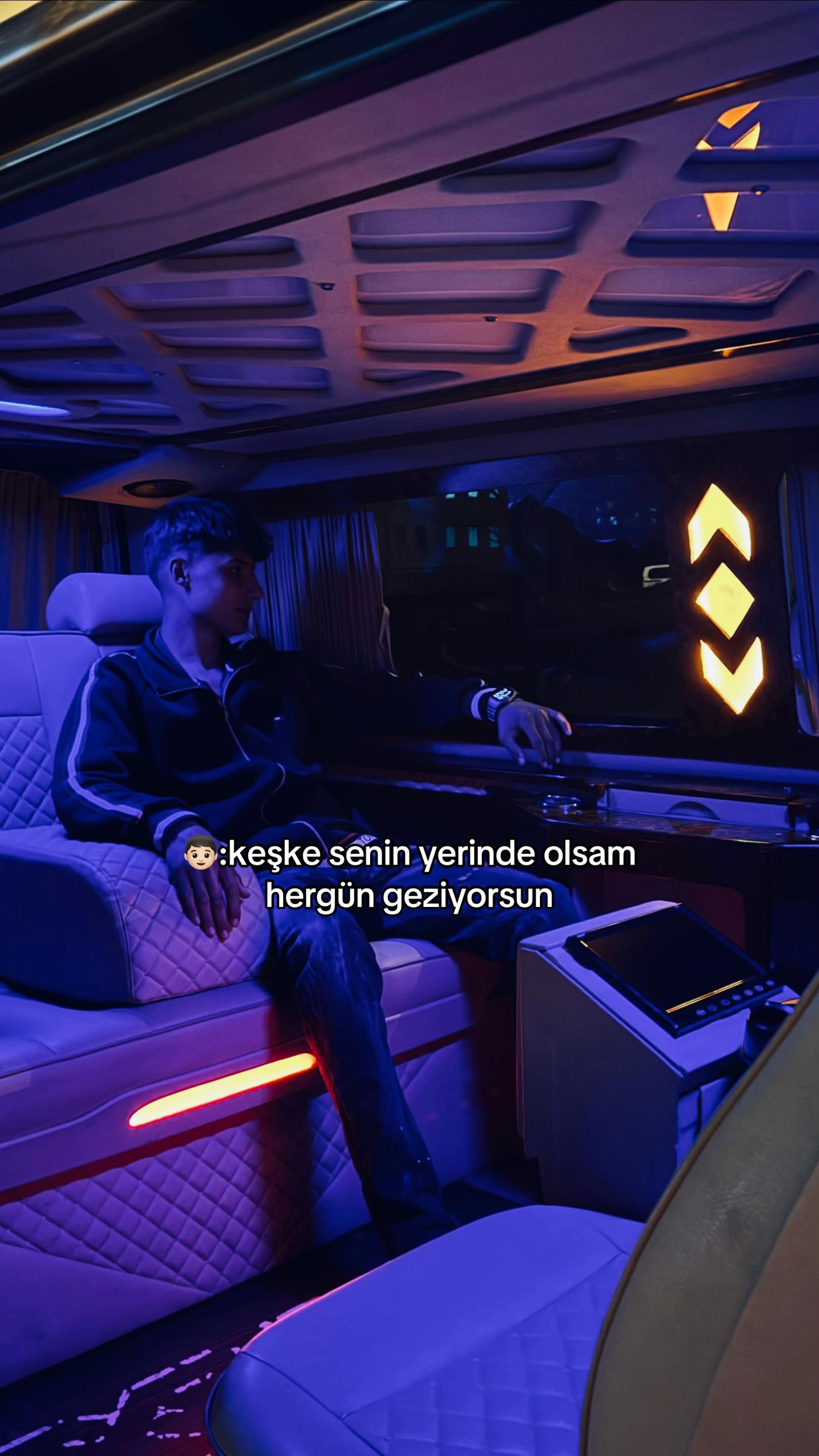 @Y İ Ğ İ T G Ü L