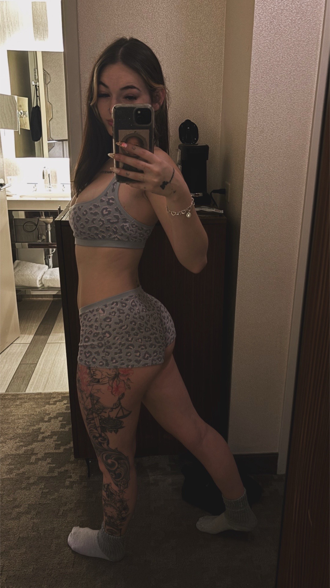 @favwhitegirlkay💰🖤