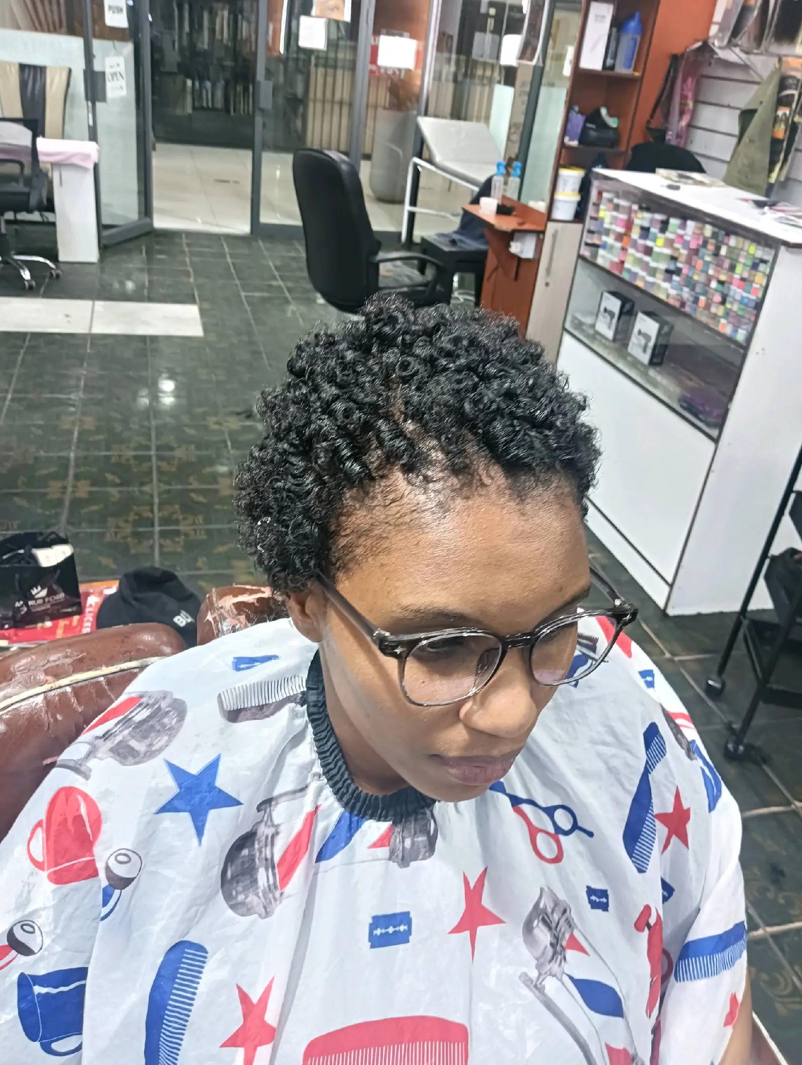 @Royal beauty hair salon.SA