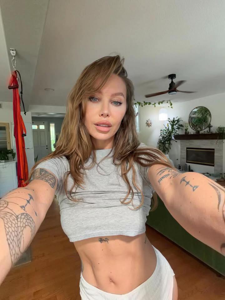 @Nicole Aniston
