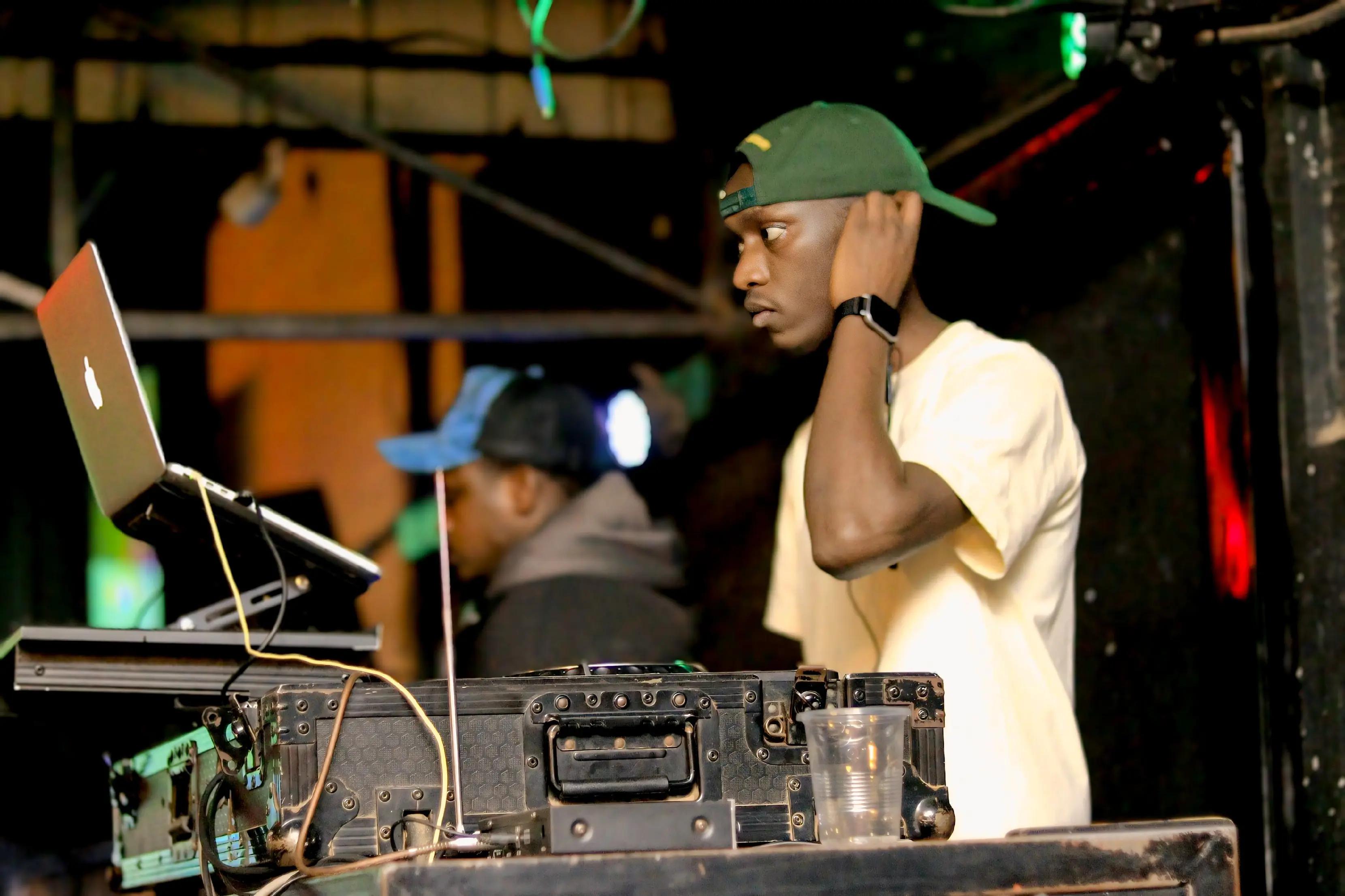 @WEEPON THE ENTERTAINER (DJ)