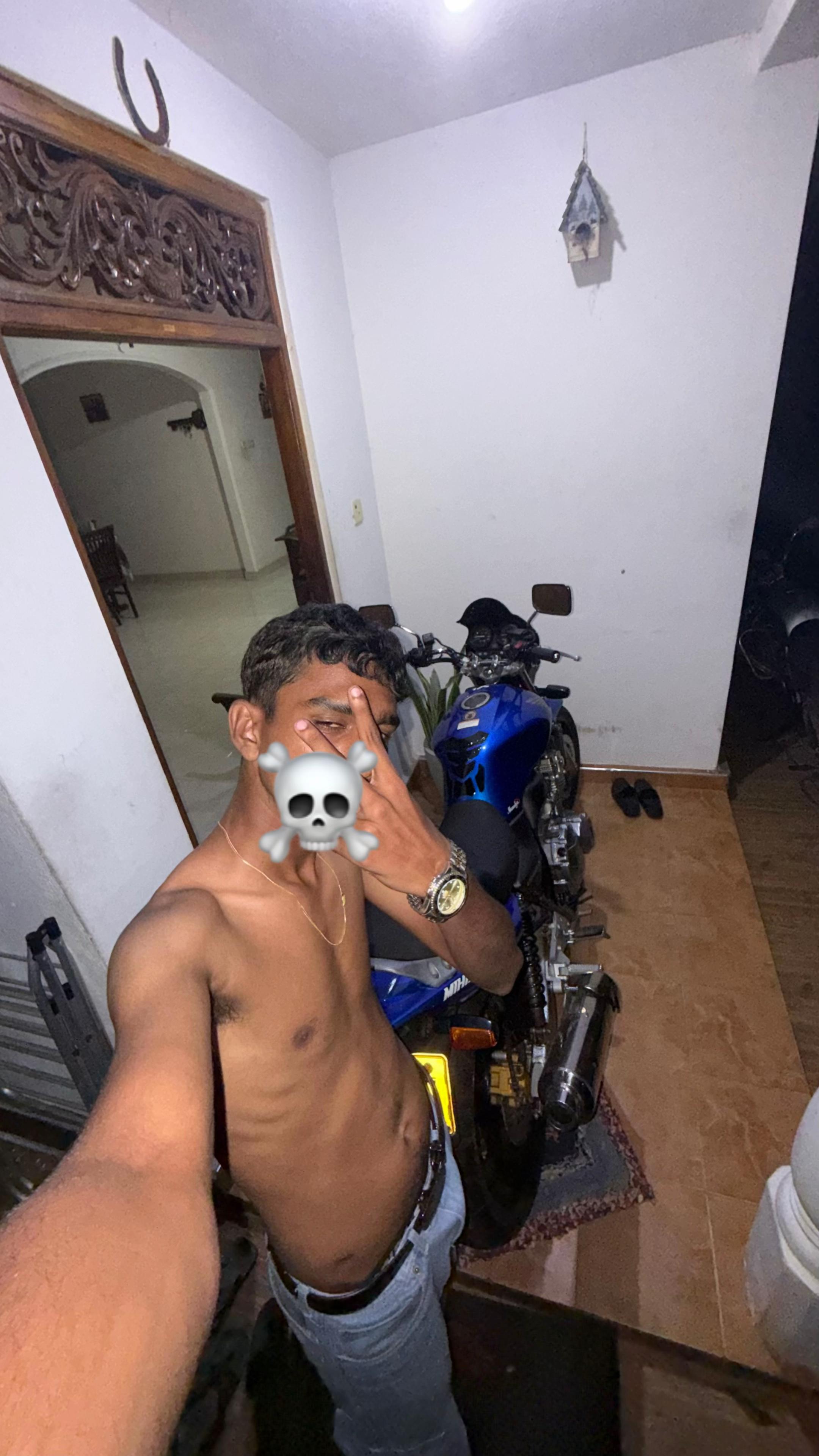 @𝙈 🐙