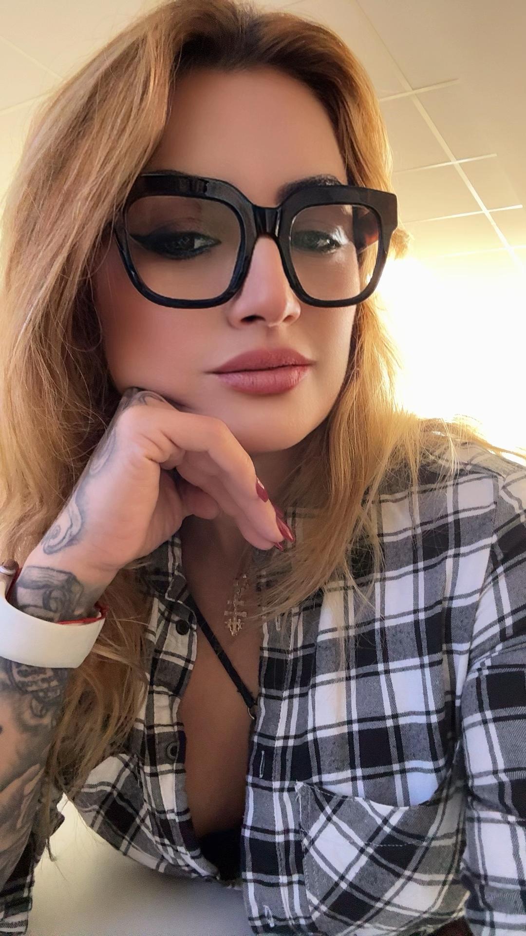 @ĐĄRLÏŃG QÛĘĘŃ 🦋メイ🦋