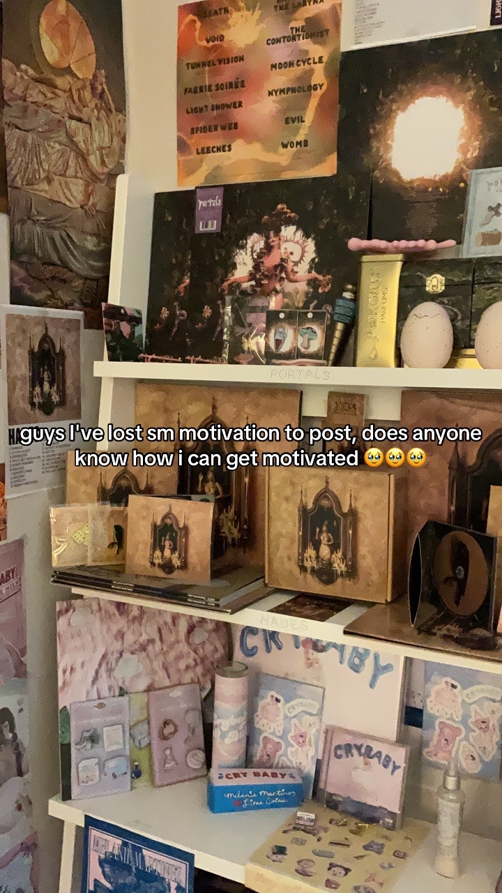 @༺m༻