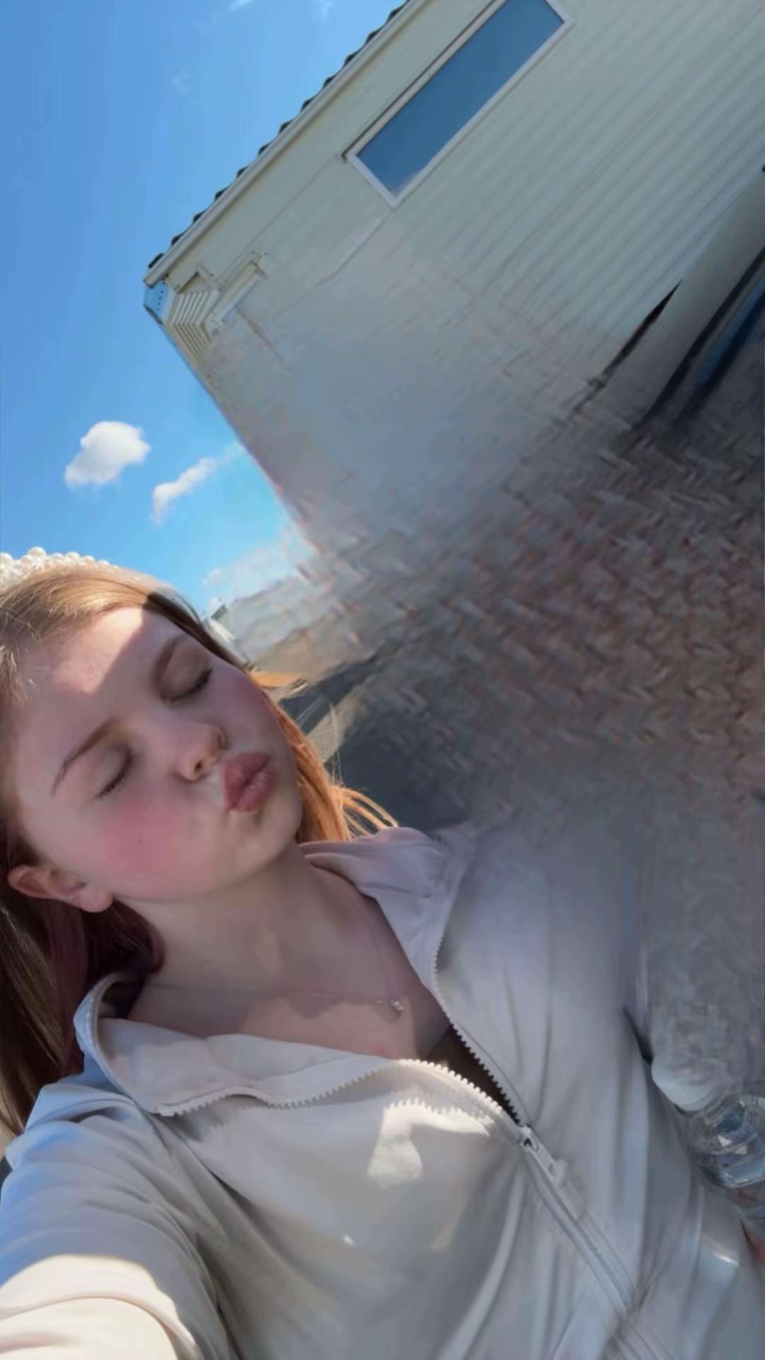 @holliedavies13