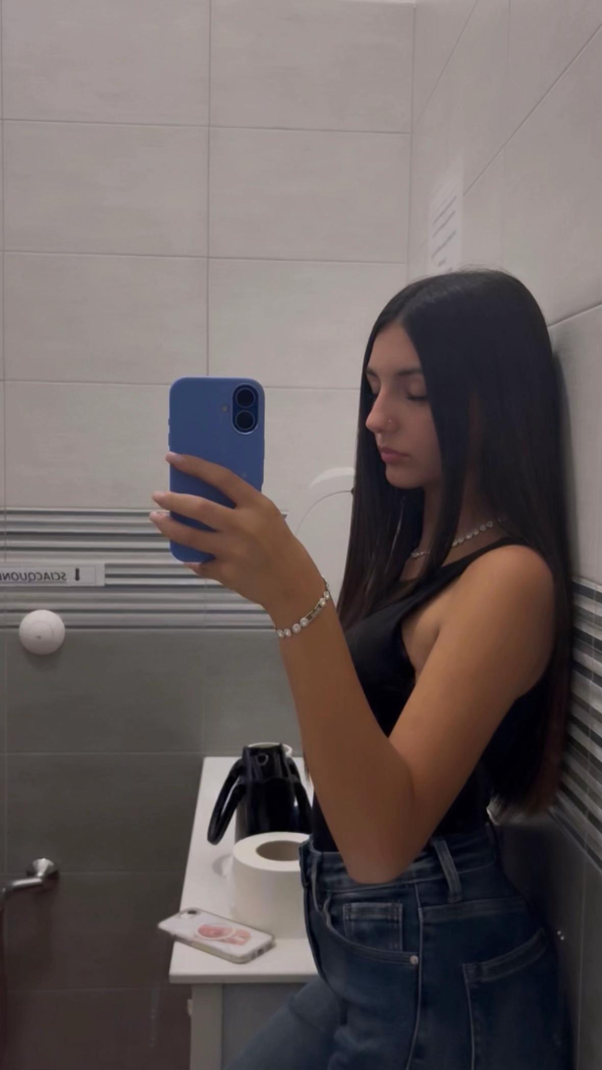 @nicoleefoiss