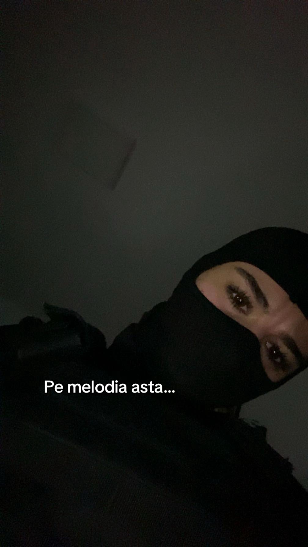 @╰‿╯