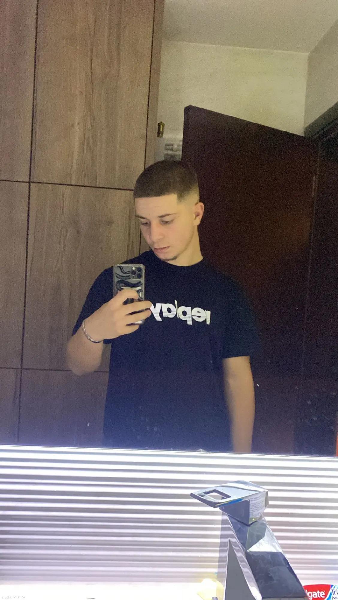 @🦍