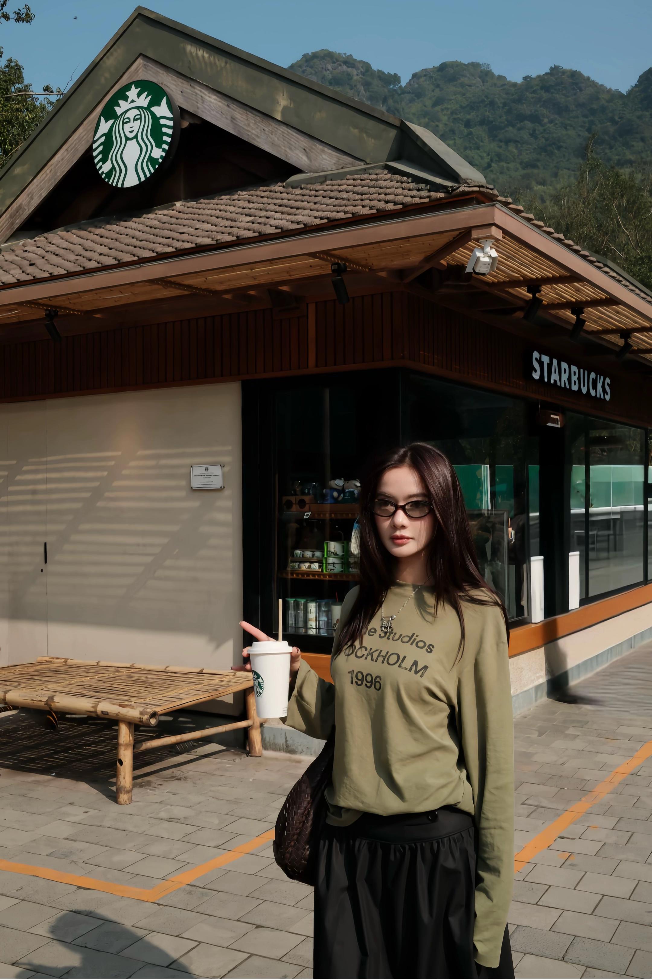 @Uy&ecirc;n Fang
