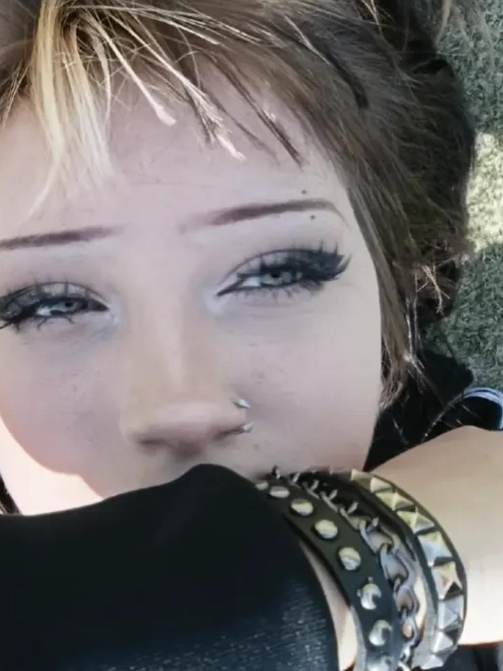 @𝔏𝔦𝔫𝔠𝔥𝔢𝔫 ٠࣪⭑