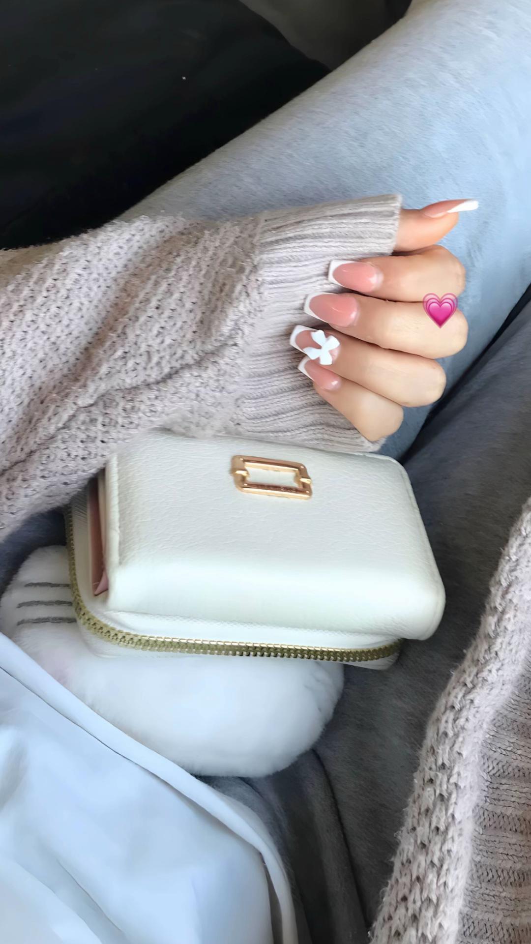 @𝓜𝓮𝓵𝓪𝓷𝓲𝓮