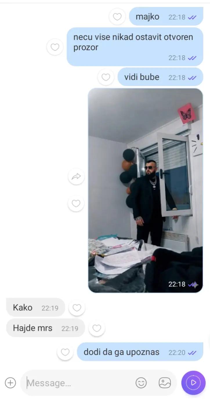 @𝐄
