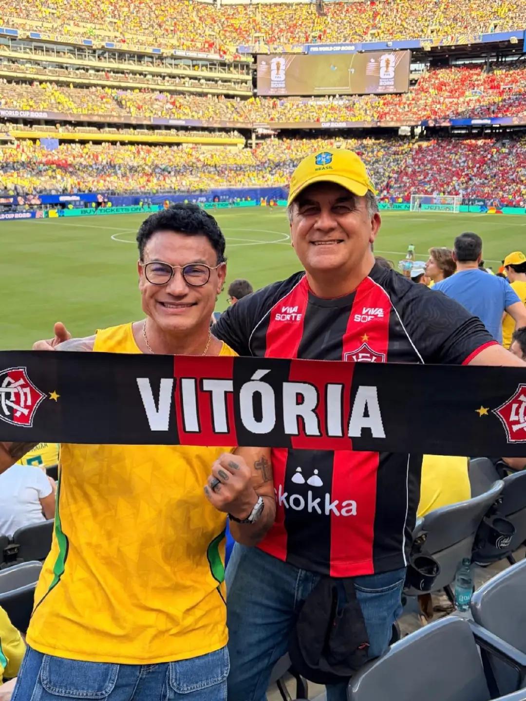 @OXE VITÓRIA ♥️🖤😜