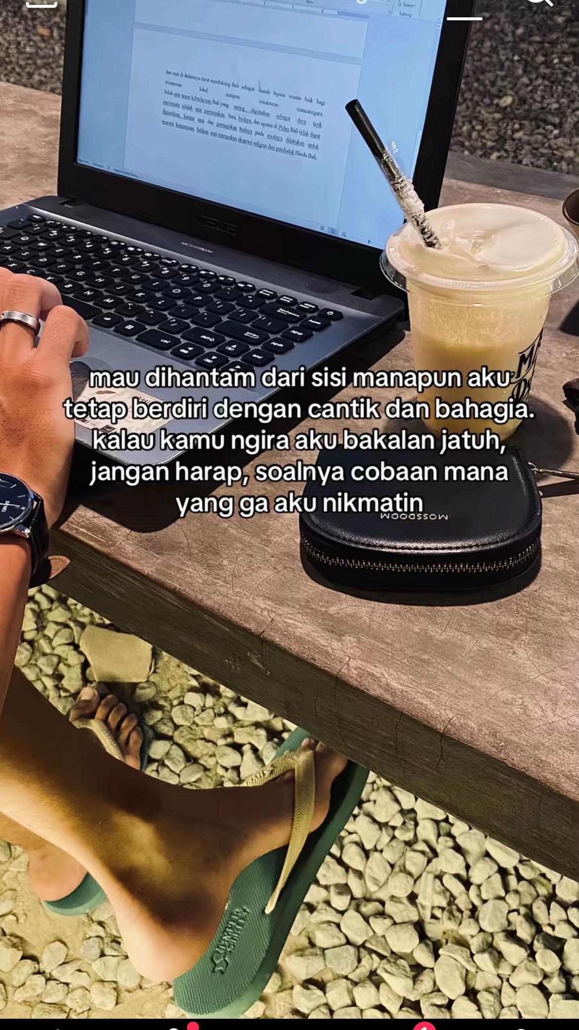 @🧏🏻&zwj;♀️🧏🏻&zwj;♀️