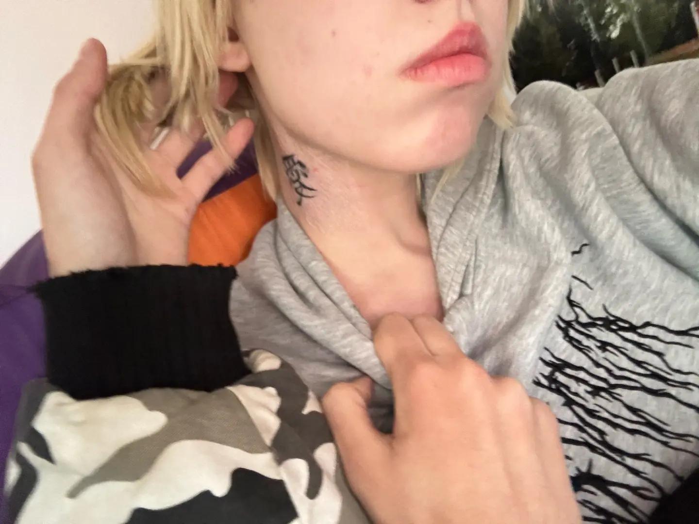 @)