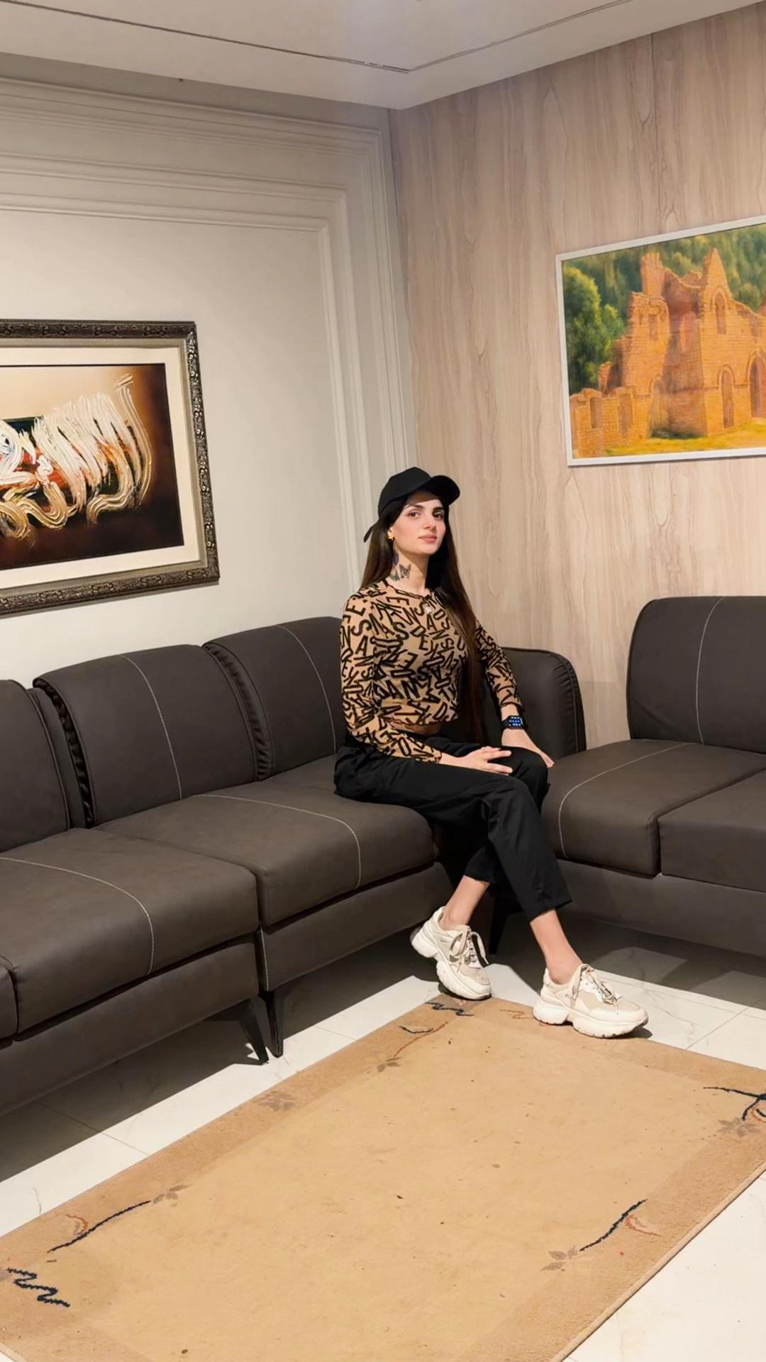 @Sania chaudhary 🖤🖤