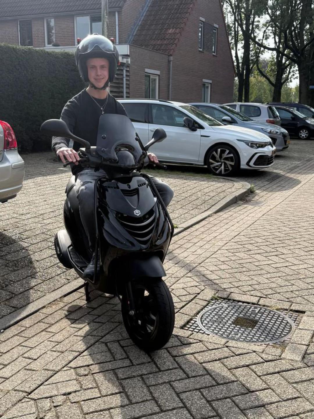 @J2 Scooters & Motoren