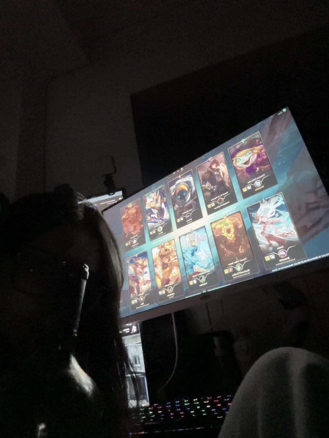 @twitch.tv/fruttinhaa