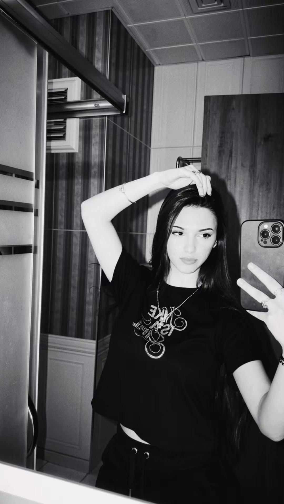 @Thereal𝓵𝓪𝓿𝓲𝓷𝓲𝓪💋