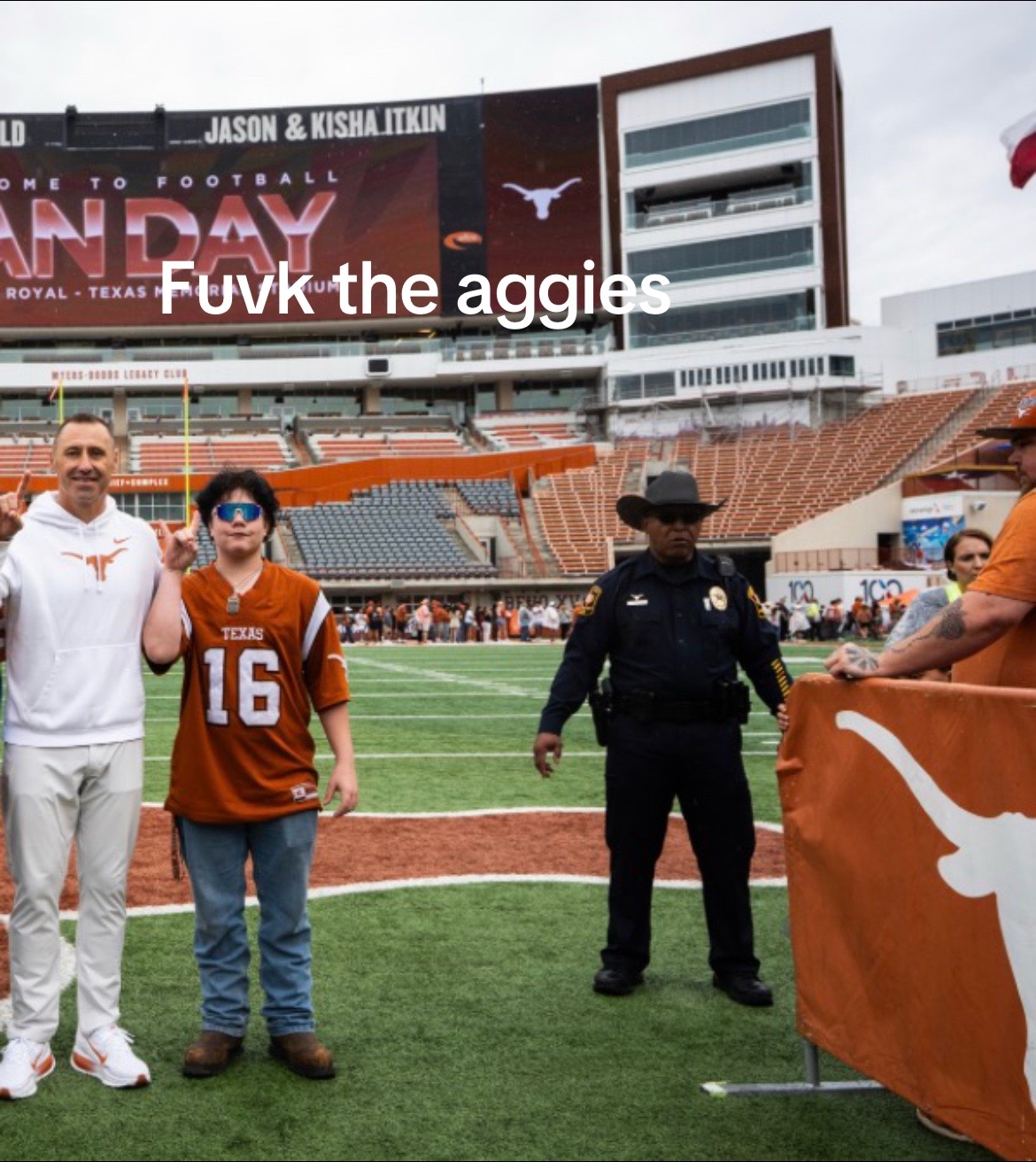 @DH🧡🤍💙🏈⚾️