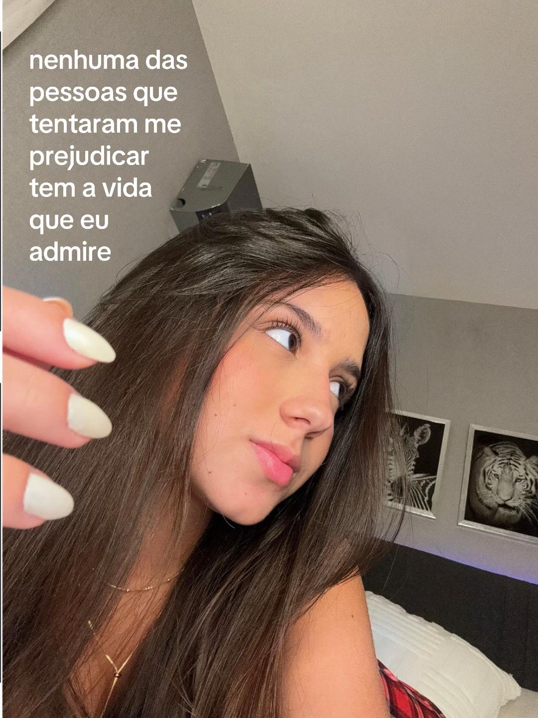 @+ VICKY QUEIROZ