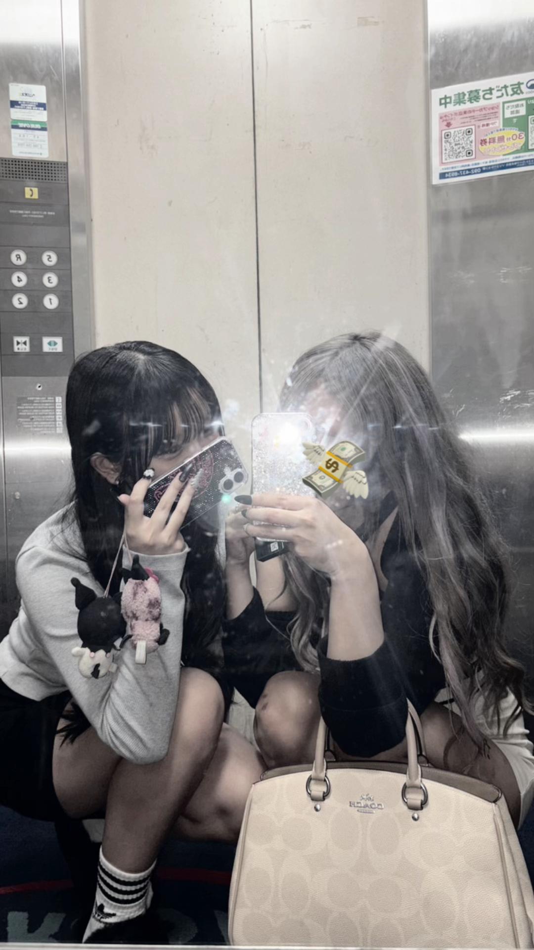 @𝔈♛︎