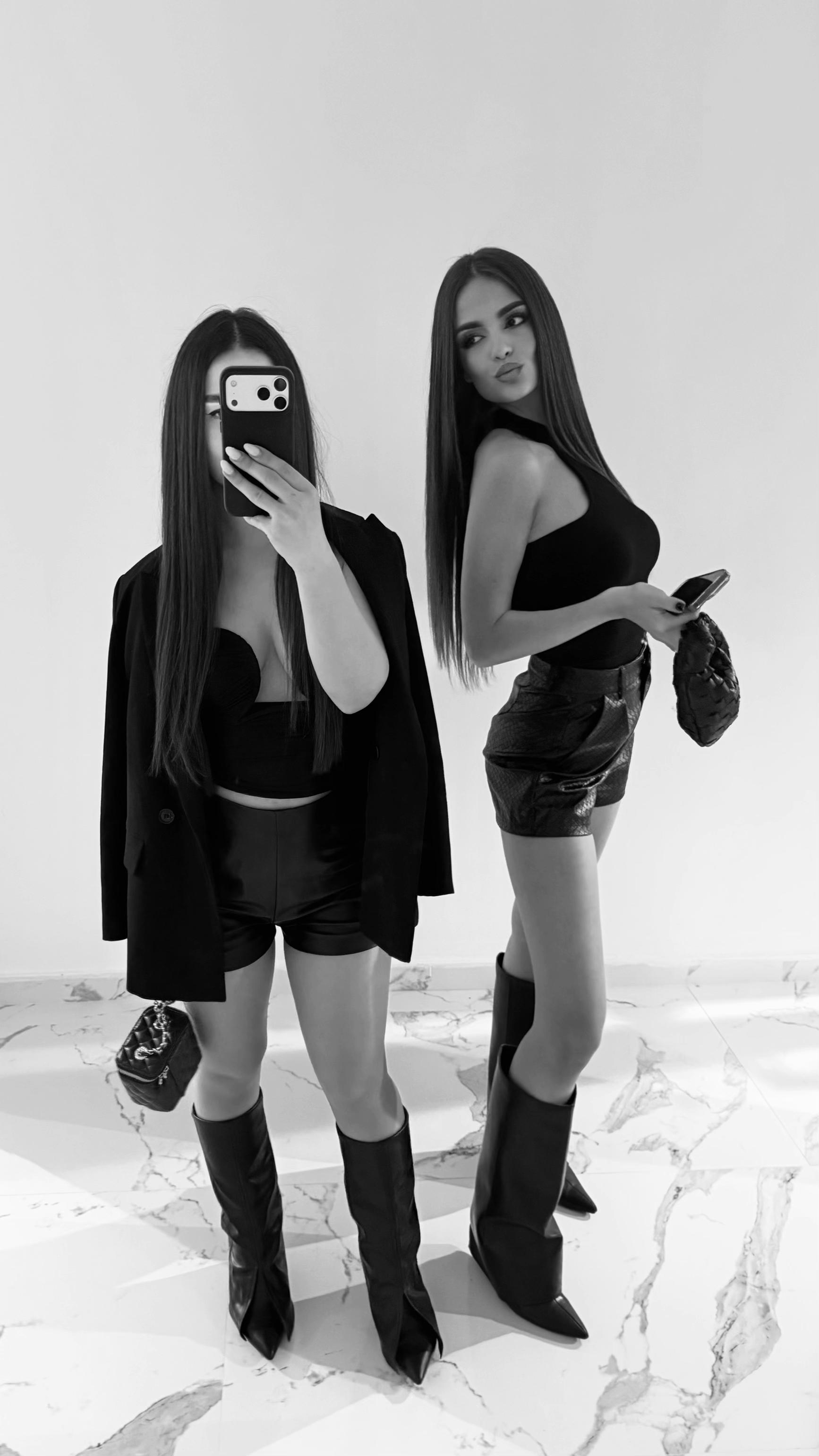 @𝐇