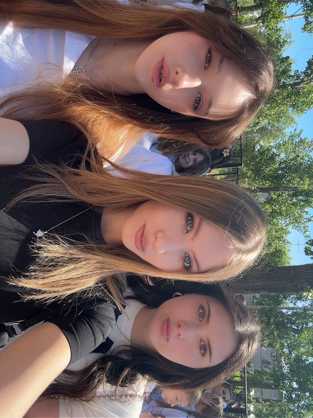 @<4