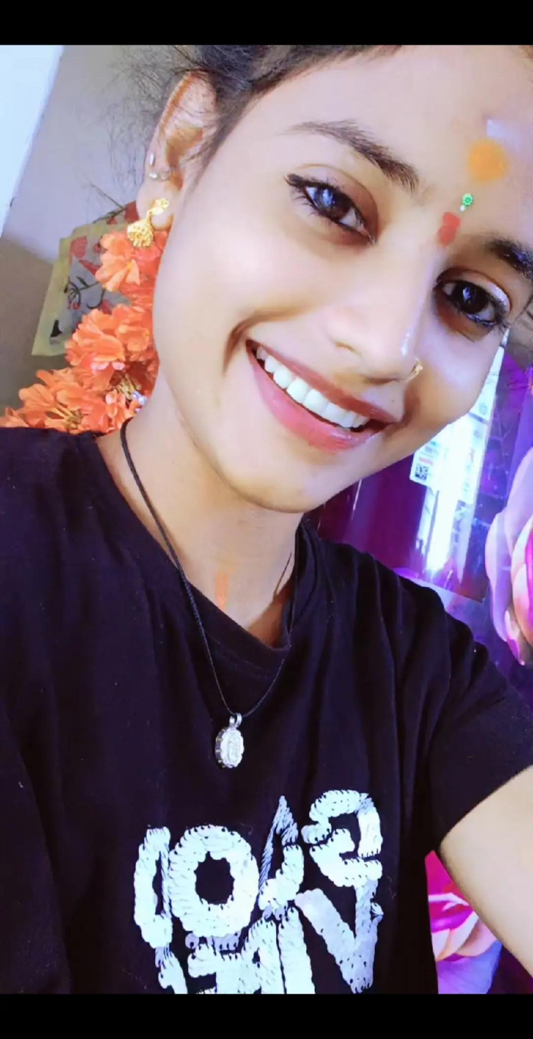 @Smiley queen 👸 ✨️ 💖...