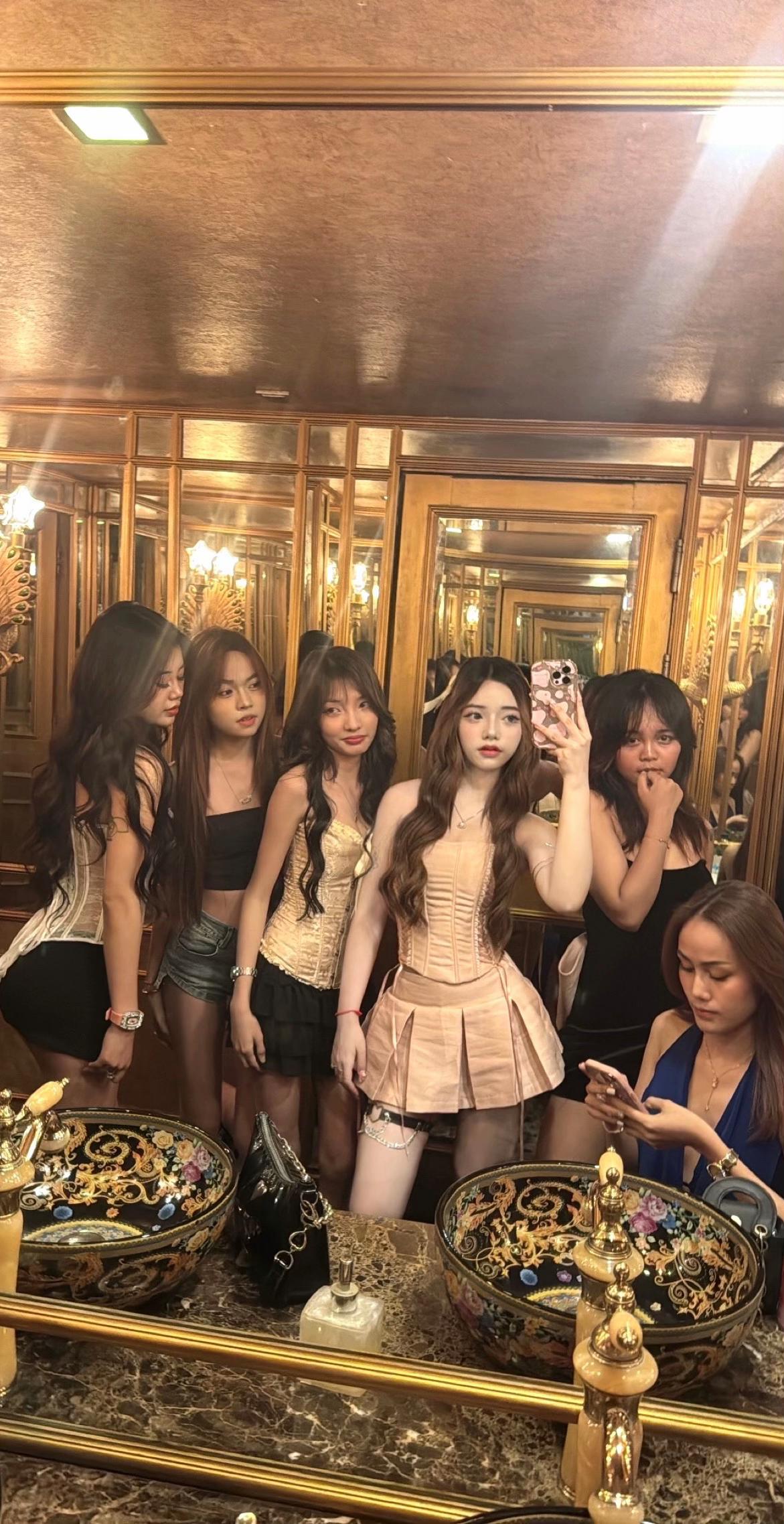 @Lyza Vong.🎀༘⋆˚