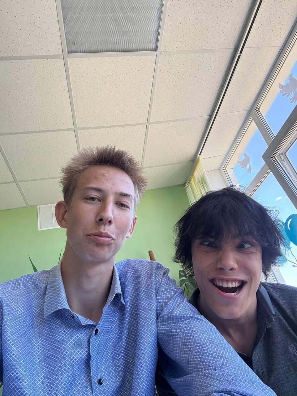 @максис