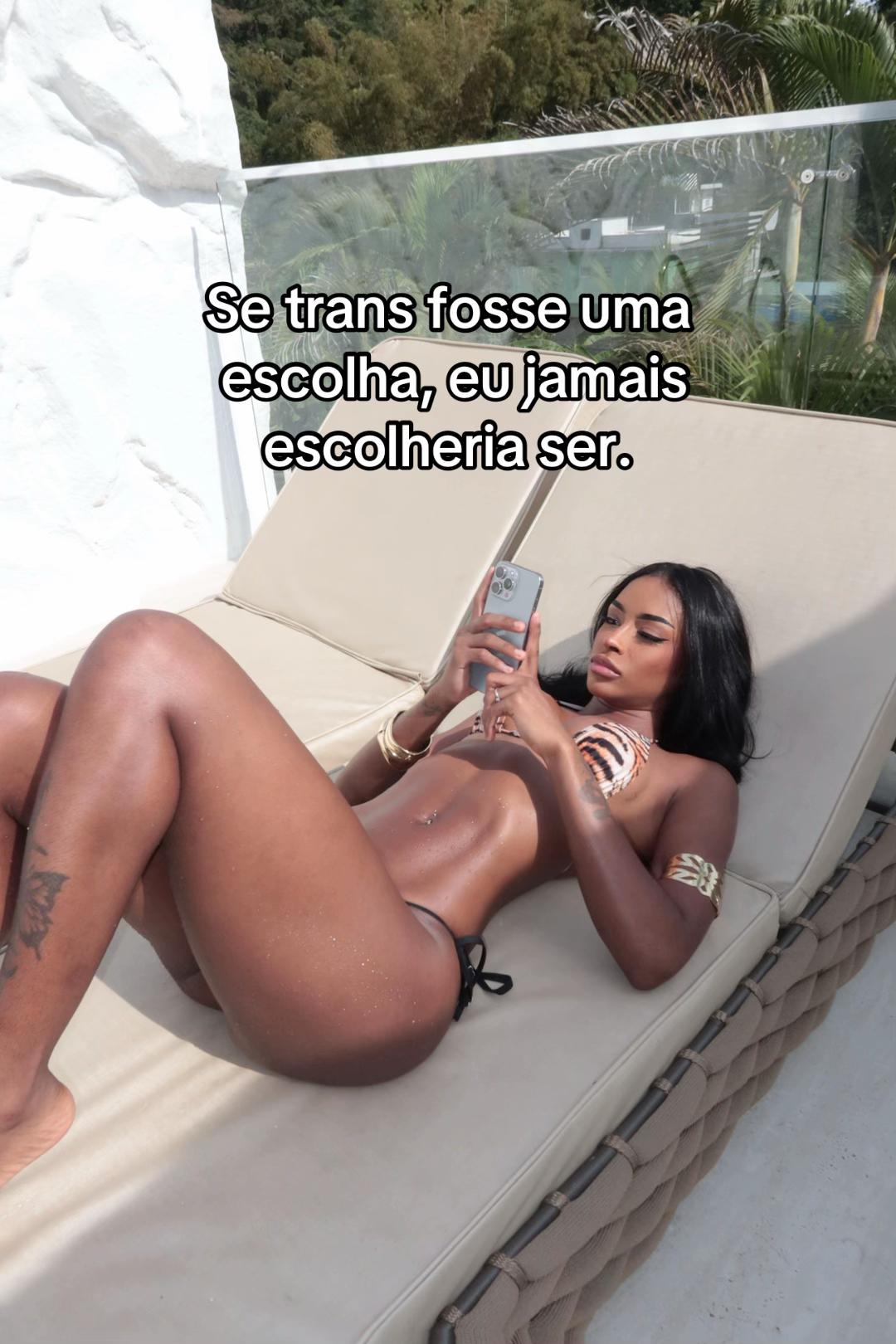 @Vict&oacute;ria Simonns
