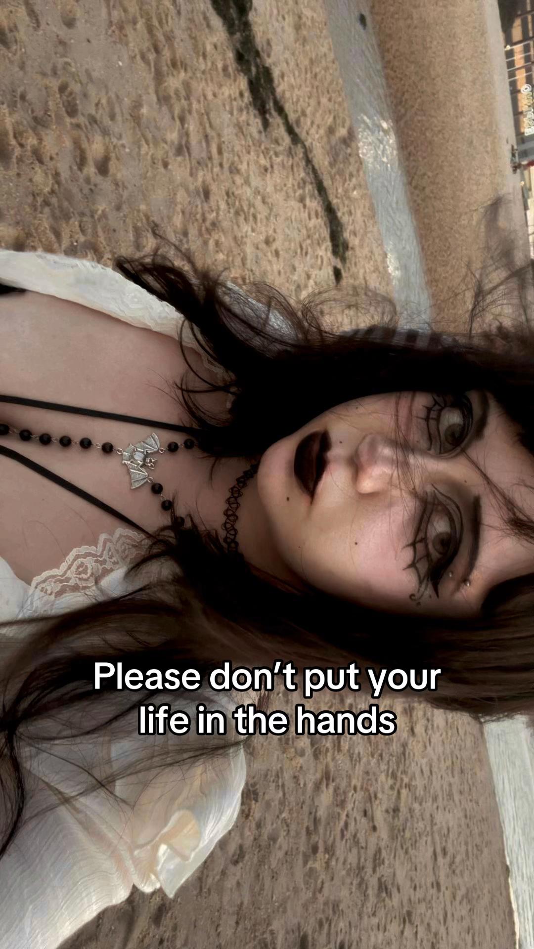 @𝑨𝒍𝒖𝒄𝒂𝒓𝒅🥀