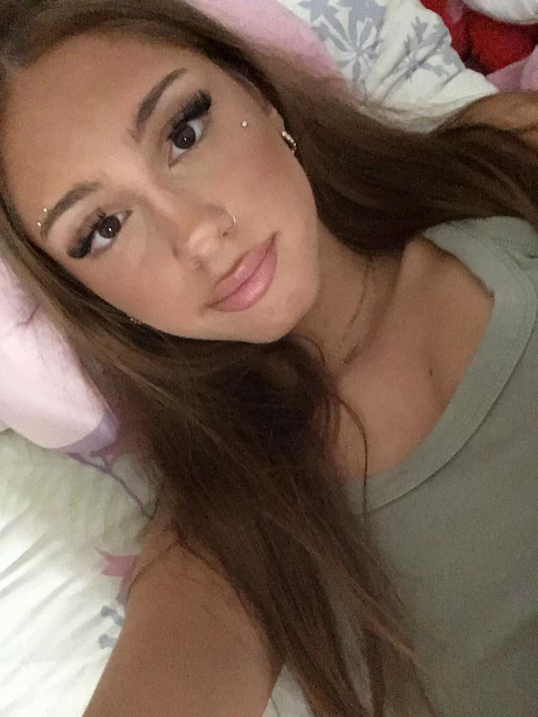 @>_<