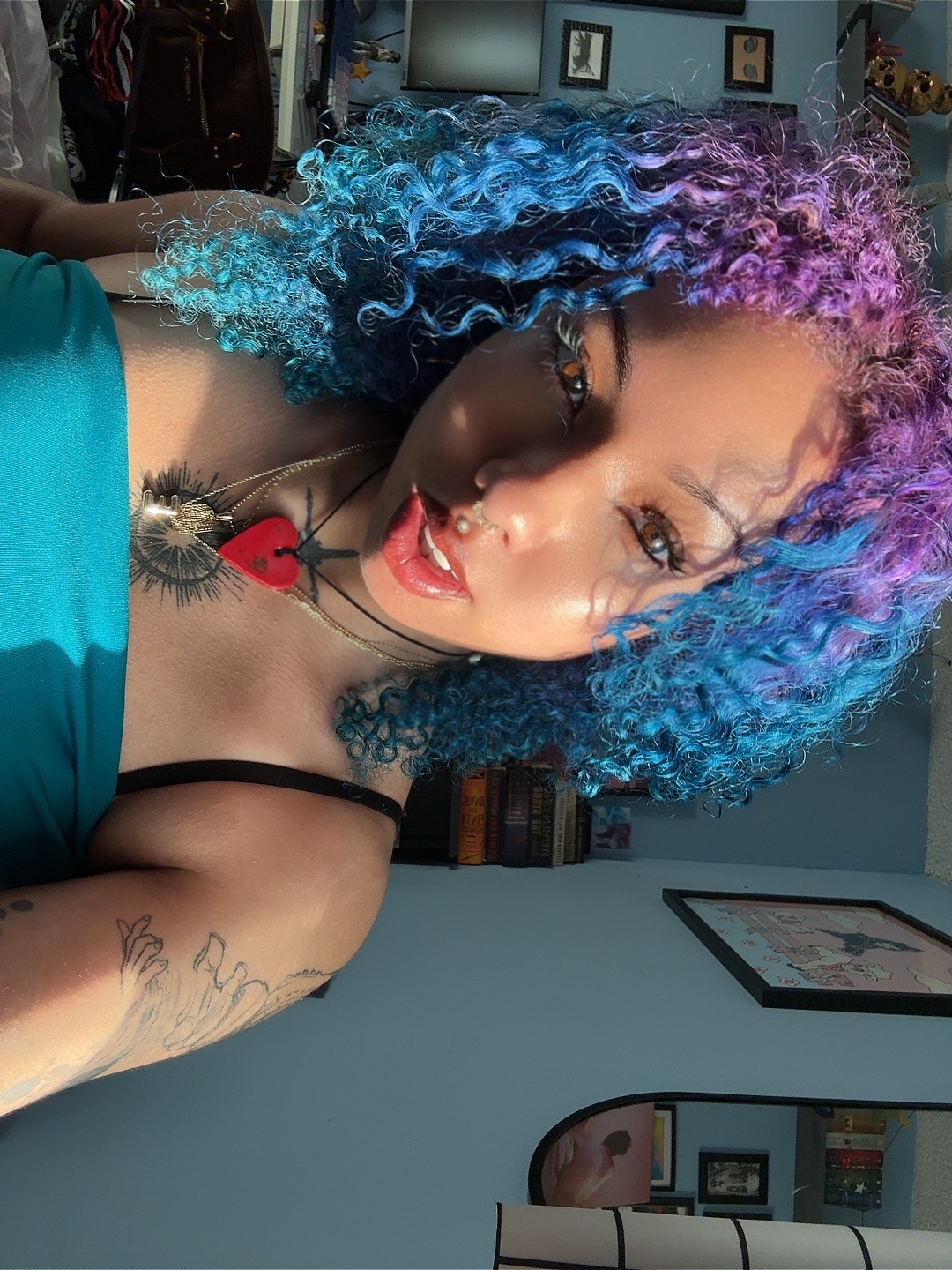 @thegirlinurphone