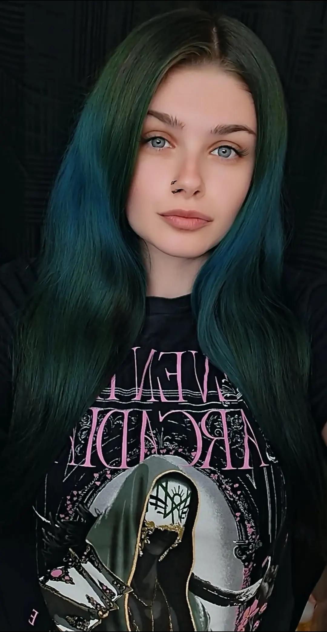 @Tay💜🖤