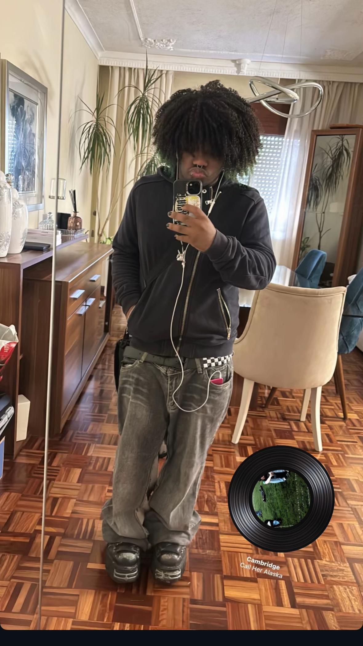 @🎧