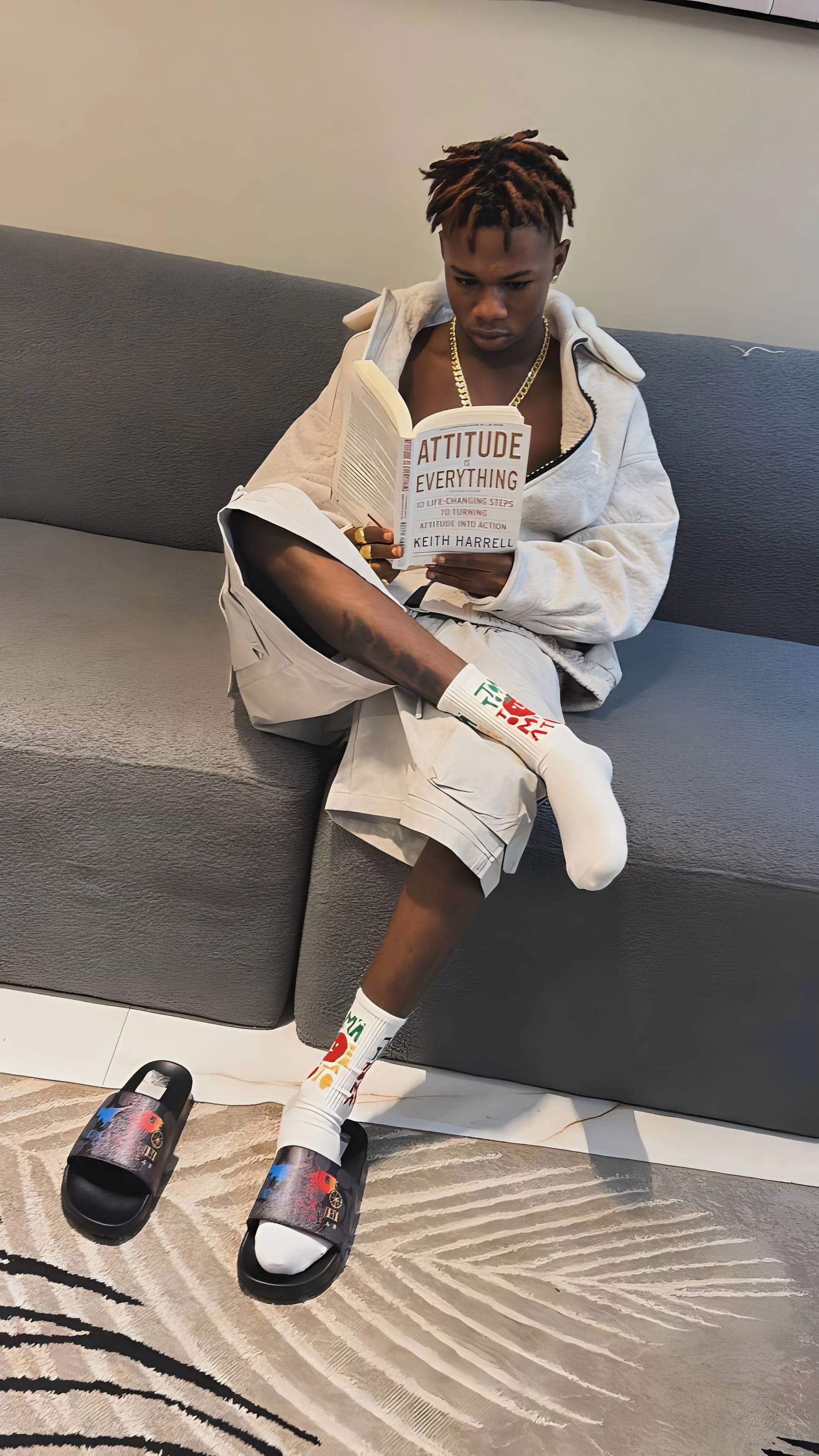 @🦍
