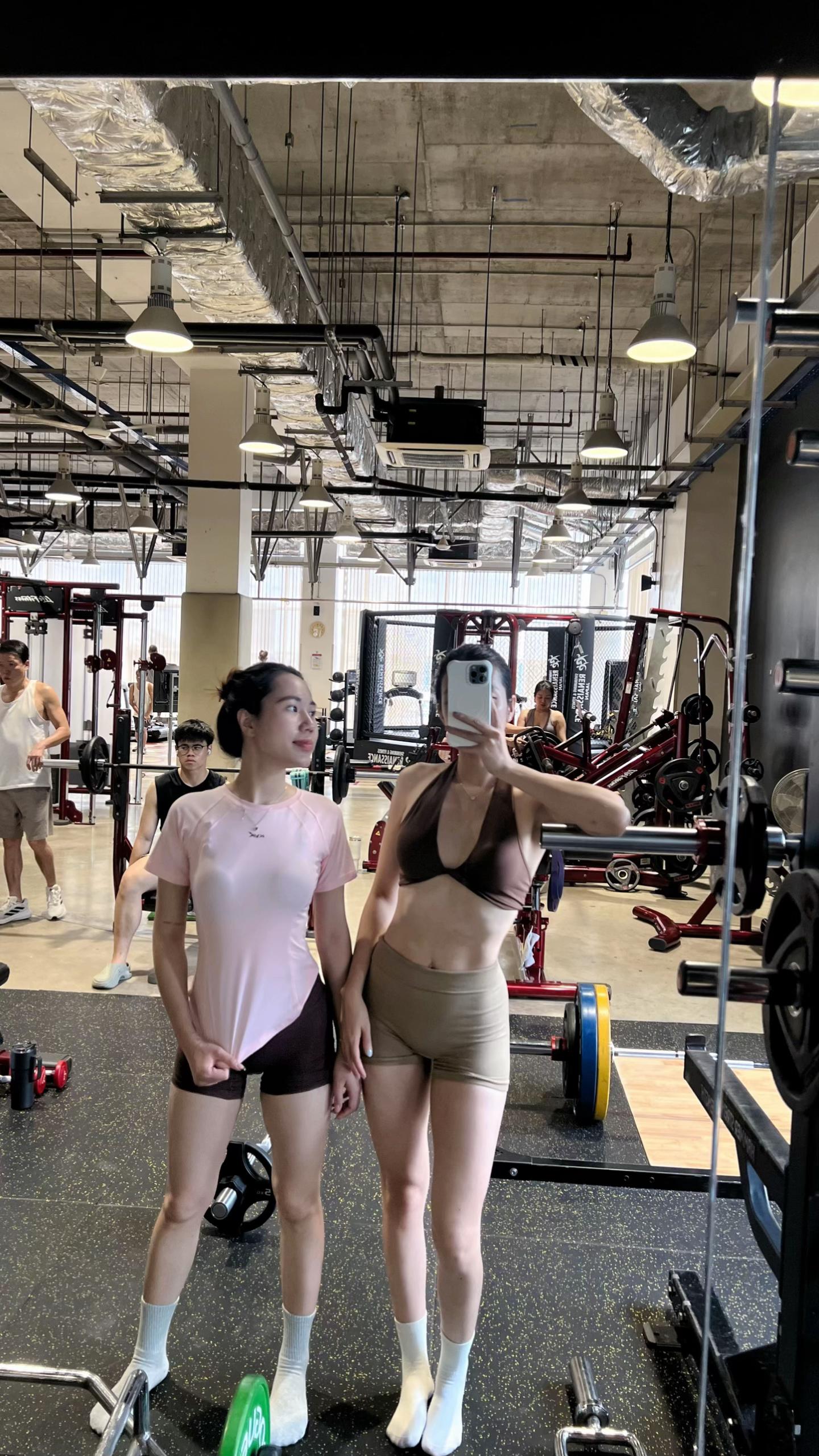 @Phương H&agrave; 👅