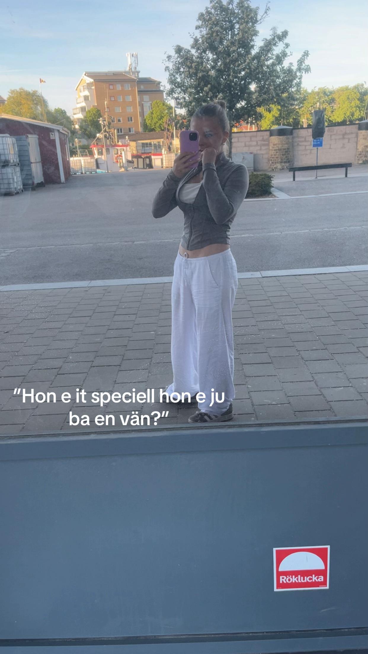 @ℰ𝓂𝒾𝓁𝒾𝒶ℒ𝒶𝓇𝓈𝓈ℴ𝓃