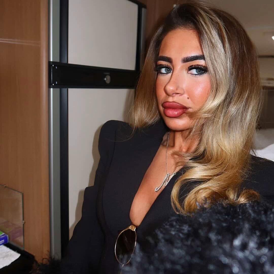@MAKEUPBYSHOLAA