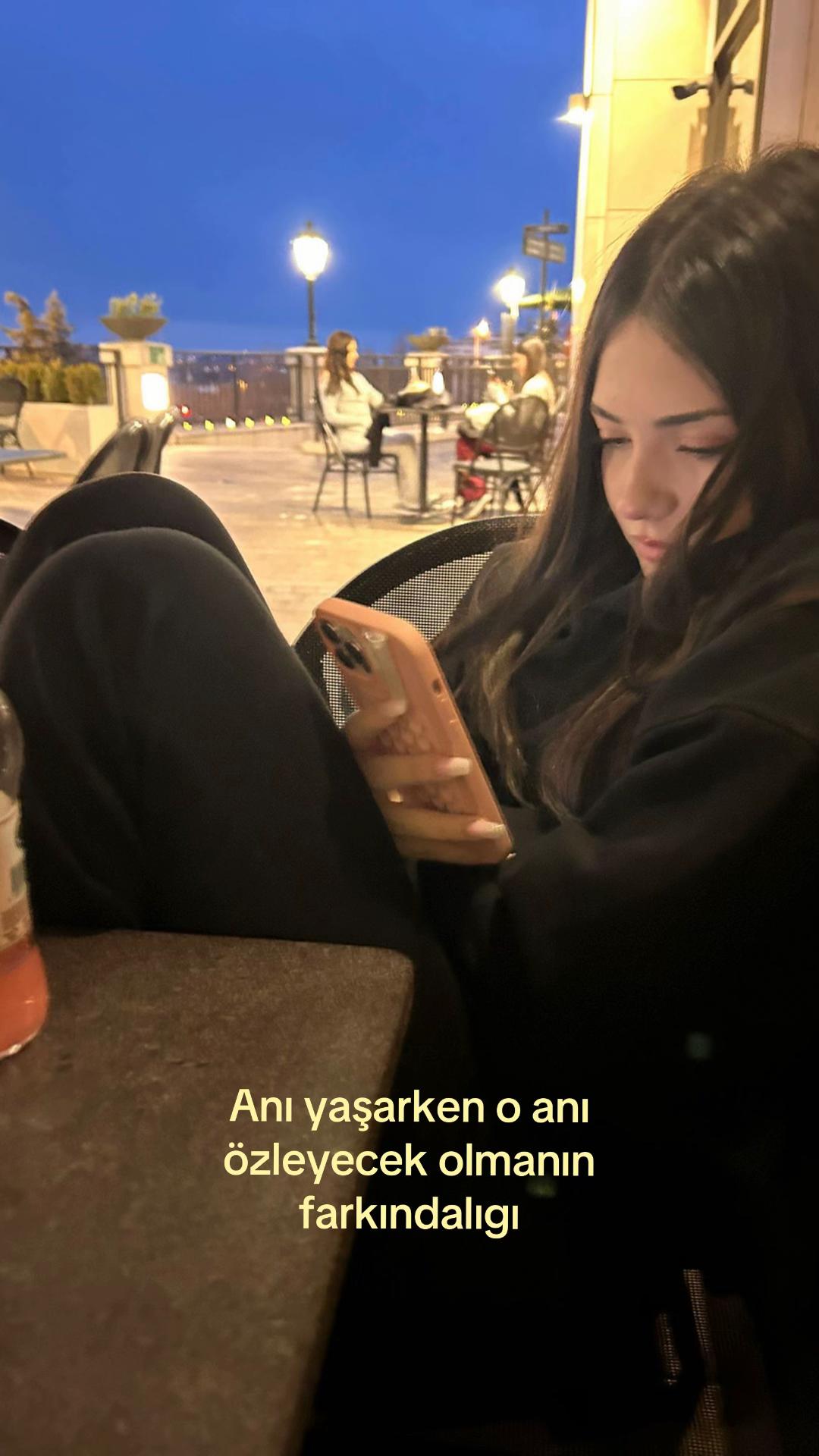 @𝒯