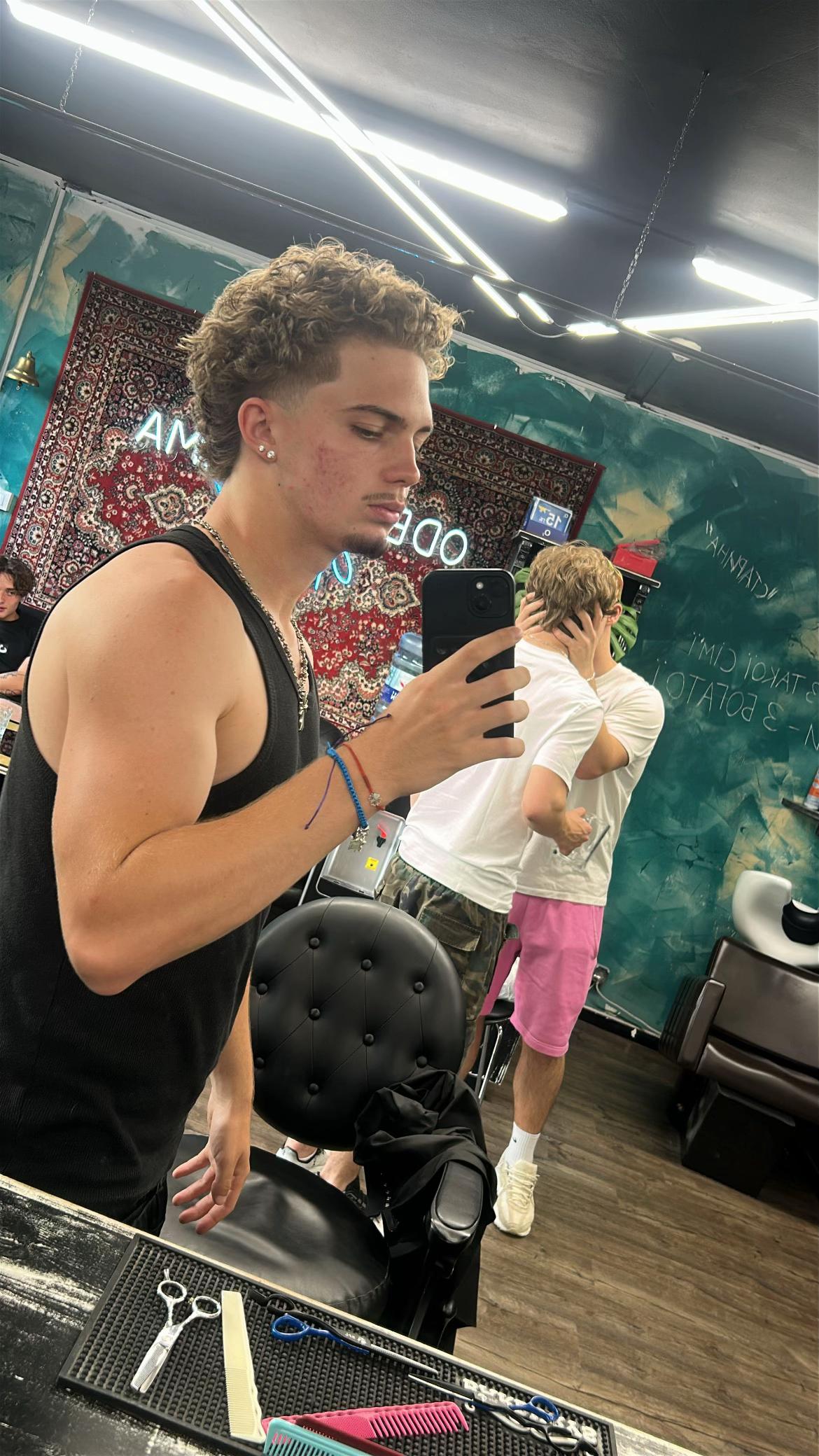 @Sqwimeee
