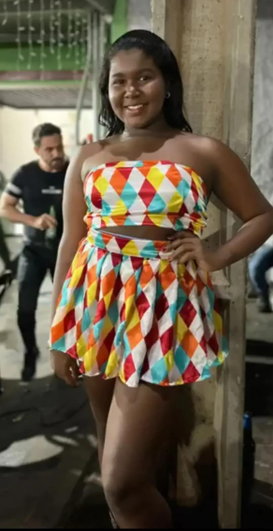 @L&iacute;via Crispim