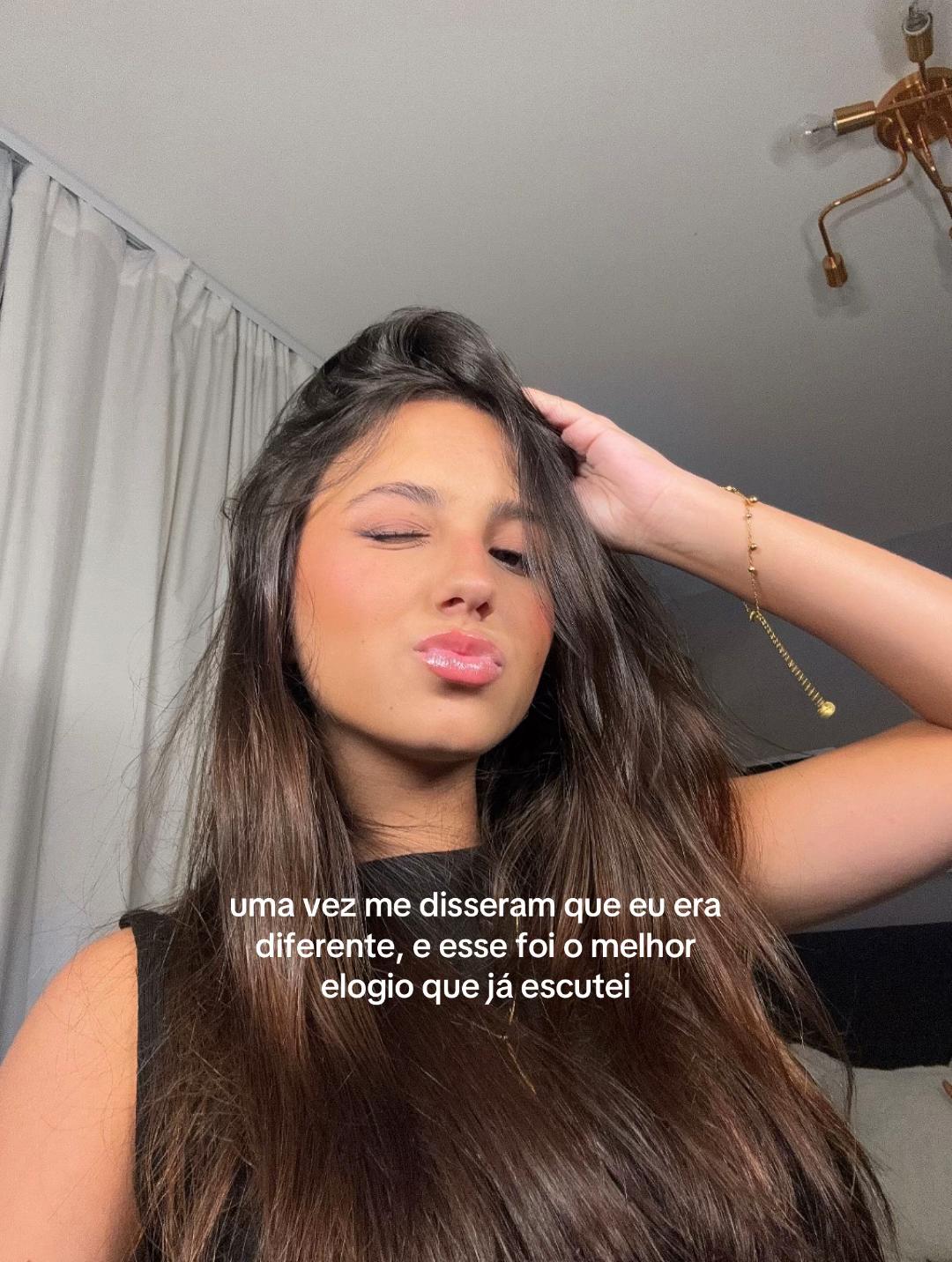 @+ VICKY QUEIROZ