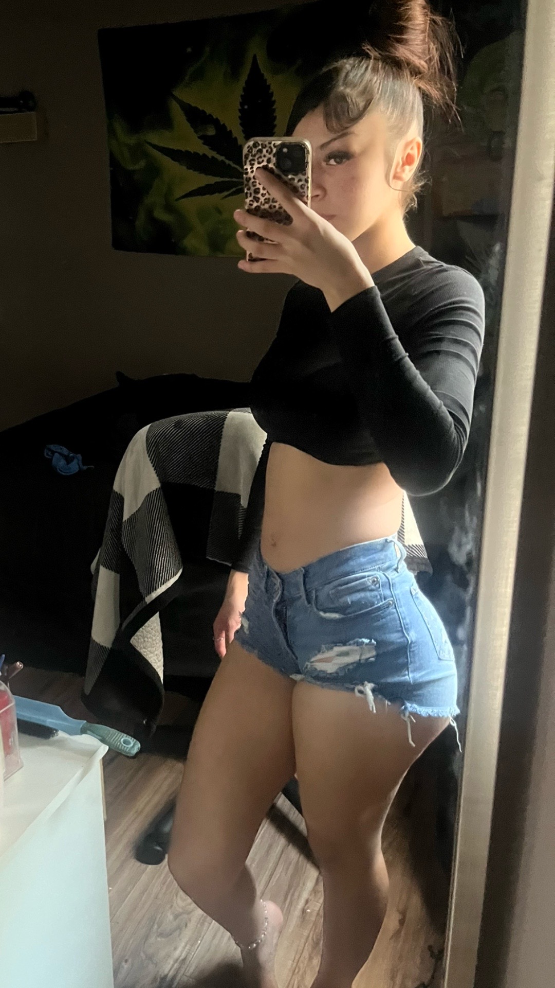 @•