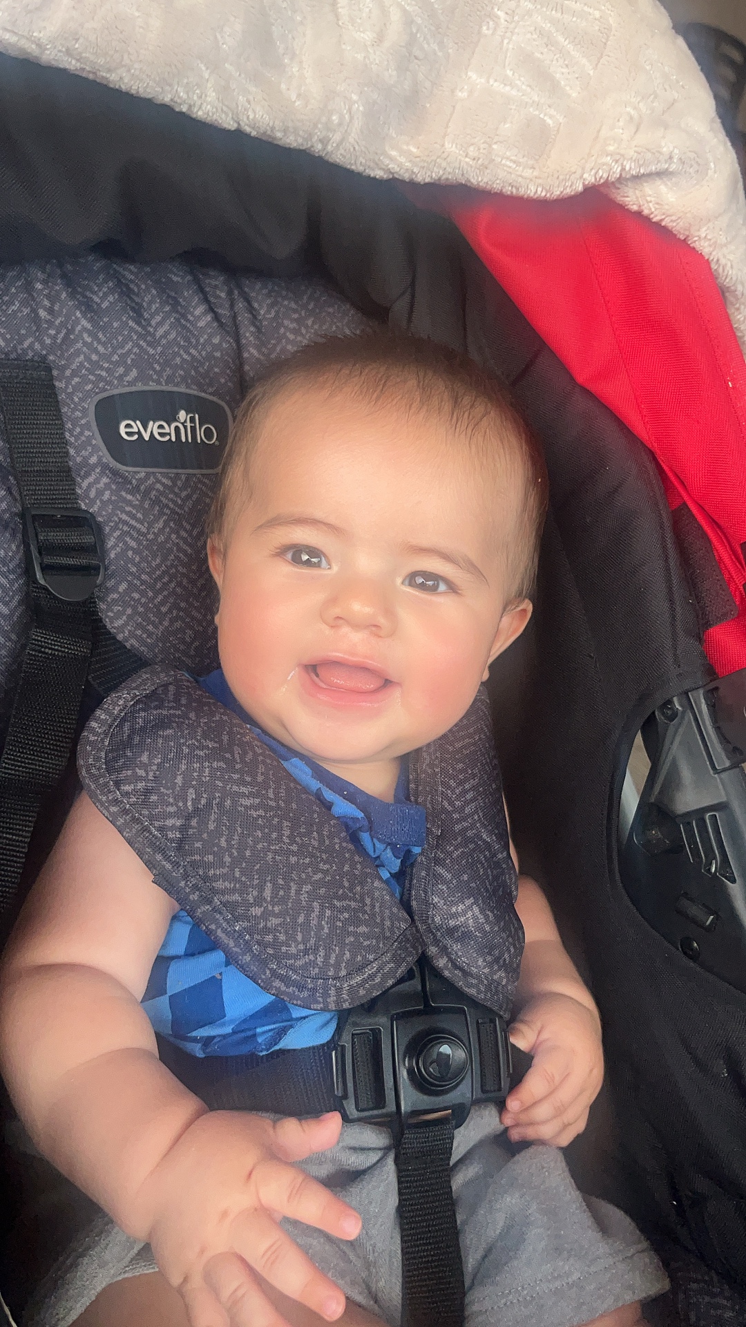@LauUgalde